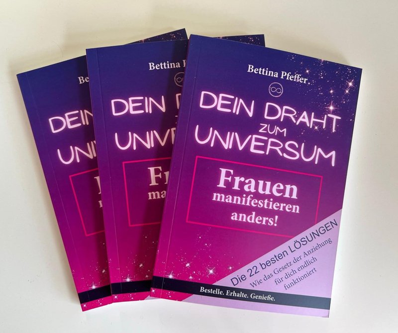 Drei Exemplare des Buchs aufgefächert